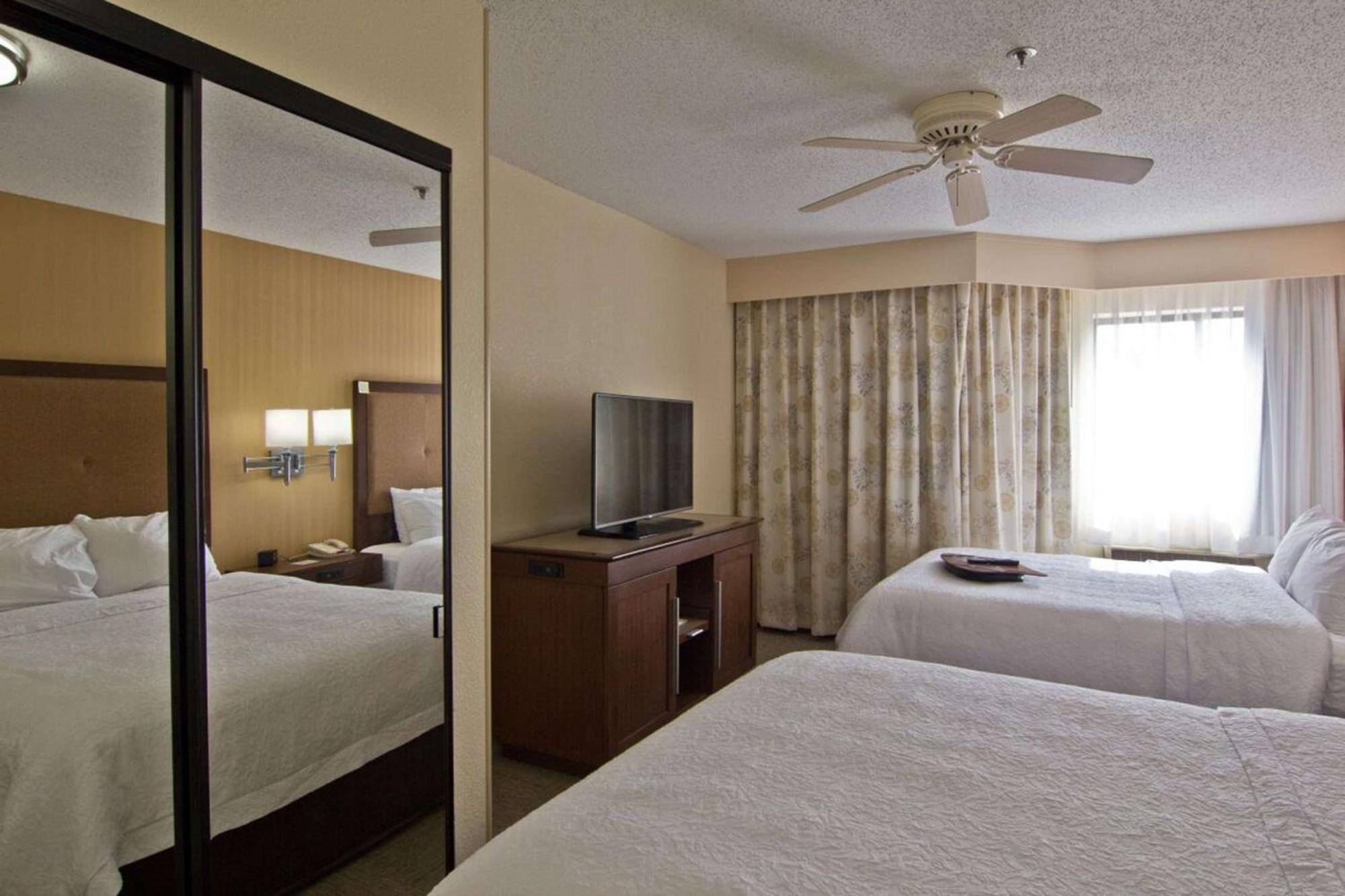 Hampton & Hotel